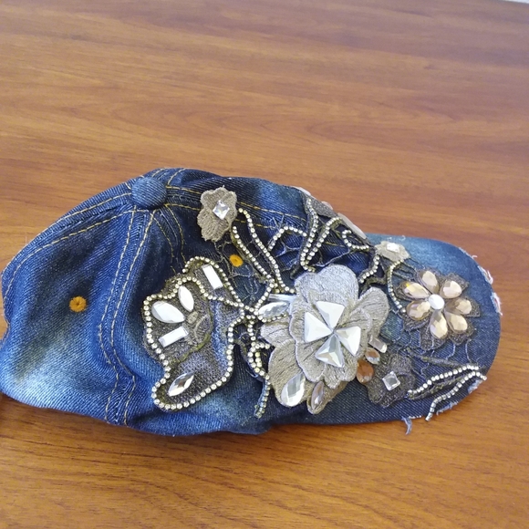 Caps - Picture 4 of 16